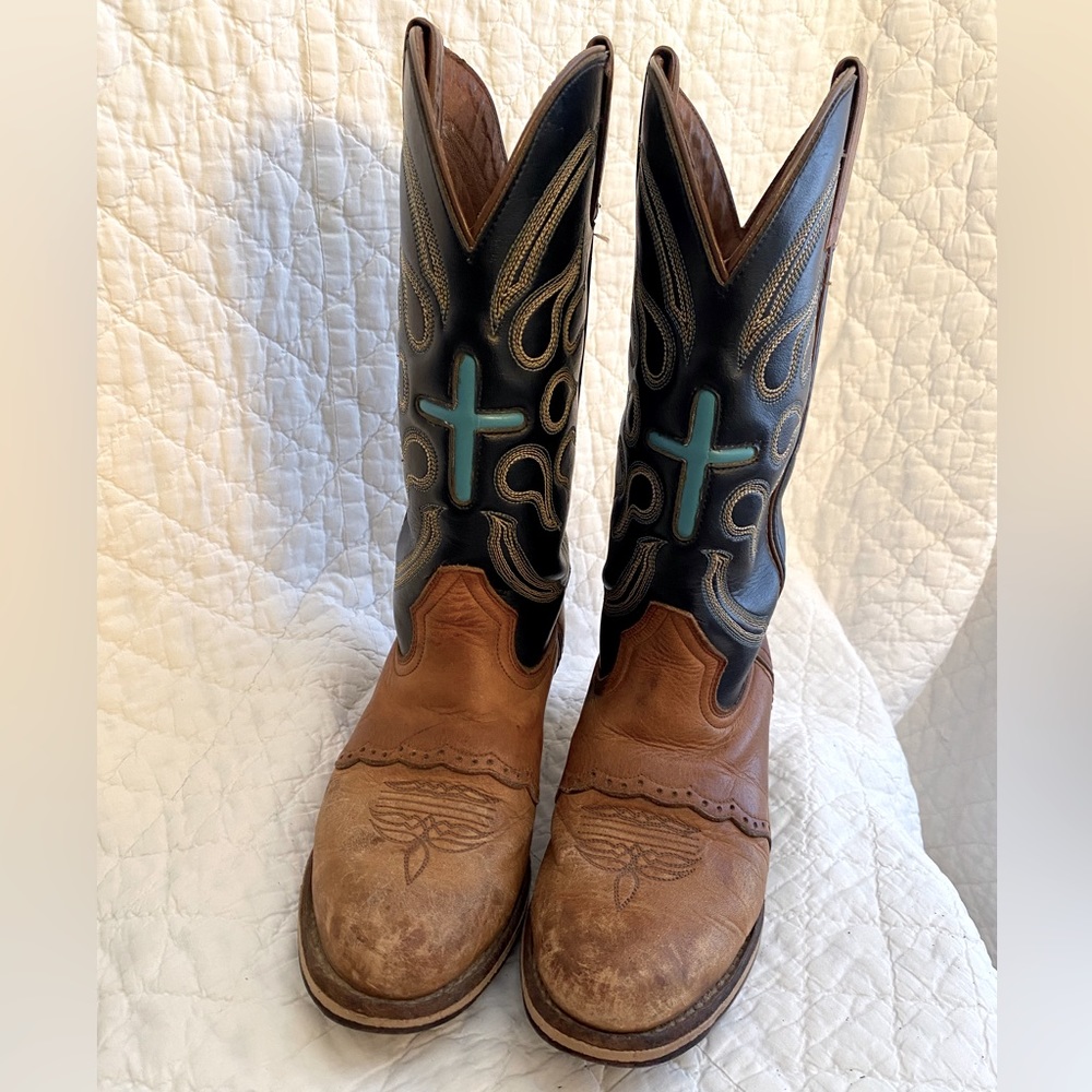 Ladies brown leather western boot with aqua cross detail size 7